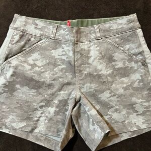 SPANX stretch twill shorts - 6” - camp shorts